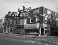 51796 Gezicht op de voorgevels van de panden Amsterdamsestraatweg 85 (rechts)- 93 te Utrecht, met rechts de ingang van ...
